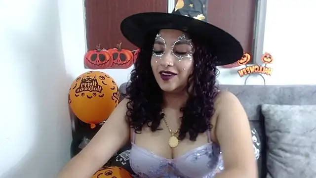 Snapshot of Gia_Dior chatting on 10.31.25 Gia Dior online show from 10.31.25