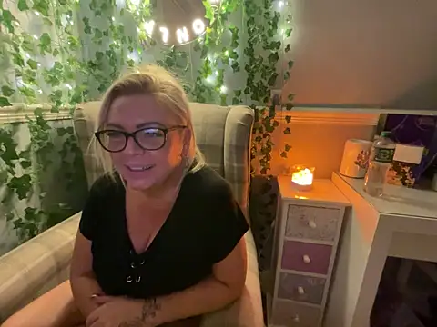 BonnyDesire online show from 11.10.25