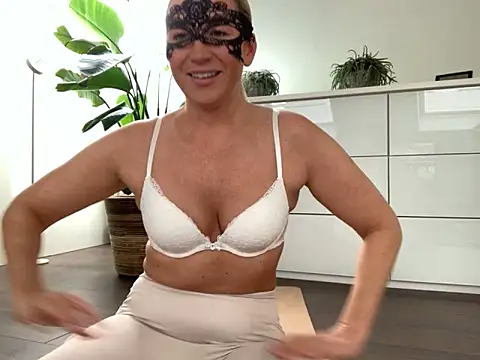 Snapshot of NikitaSky chatting on 12.04.25 NikitaSky online show from 12.04.25