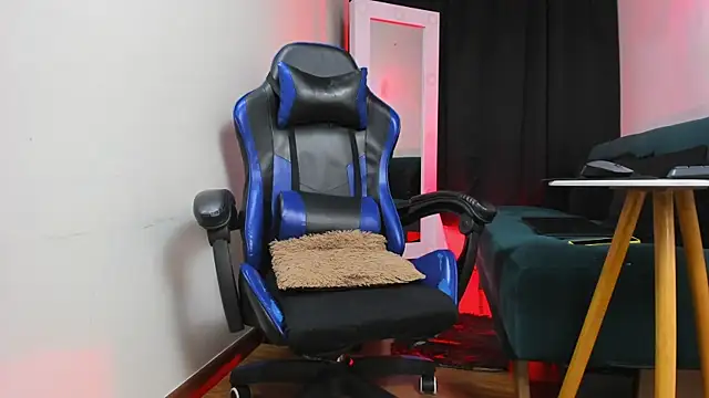 Snapshot of Charliejones_ chatting on 11.18.25 Charliejones online show from 11.18.25