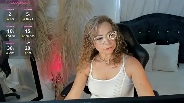 Jademommy  online show from 10.31.25