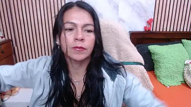 Snapshot of camilavargas_ chatting on 10.10.25 camilavargas  online show from 10.10.25