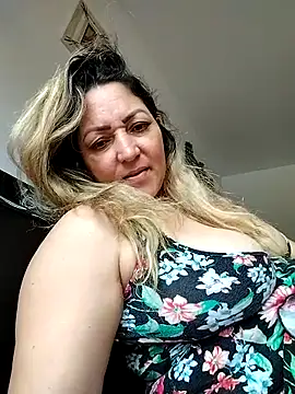 Snapshot of Lunita86 chatting on 10.25.25 Lunita86 online show from 10.25.25