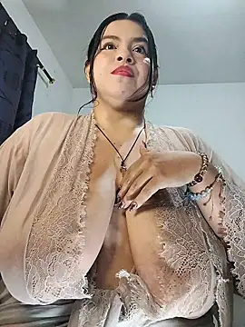 Snapshot of LucyDiamonds1 chatting on 10.18.25 LucyDiamonds1 online show from 10.18.25