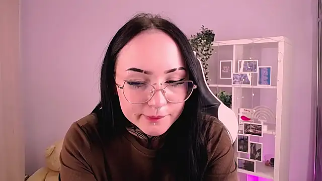 Snapshot of MollyKissy chatting on 10.17.25 MollyKissy online show from 10.17.25