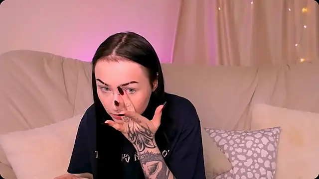 Snapshot of MollyKissy chatting on 11.16.25 MollyKissy online show from 11.16.25