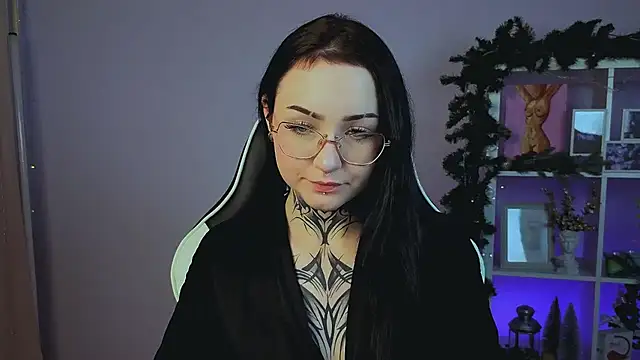 Snapshot of MollyKissy chatting on 12.14.25 MollyKissy online show from 12.14.25