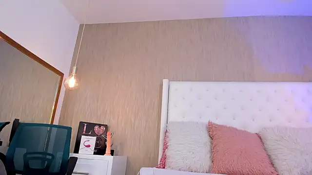 Snapshot of Lucy_Lu17 chatting on 09.18.25 Lucy Lu17 online show from 09.18.25