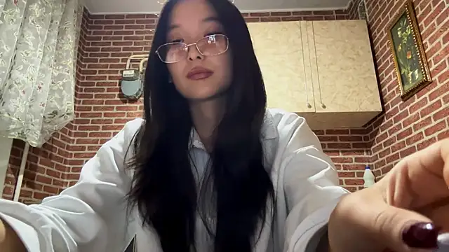 Snapshot of EmmaLeexth chatting on 09.28.25 EmmaLeexth online show from 09.28.25