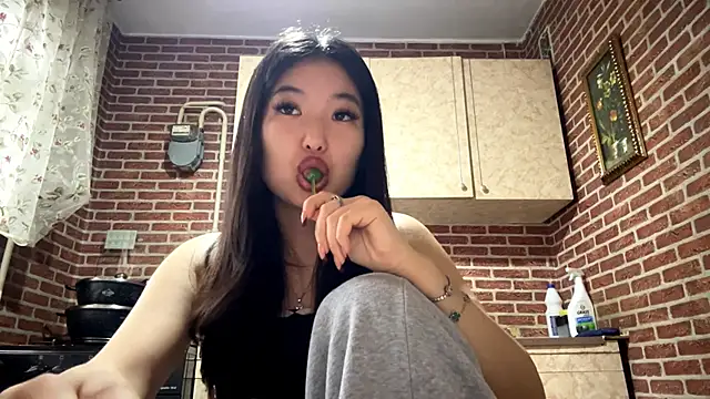 EmmaLeexth online show from 03.06.26