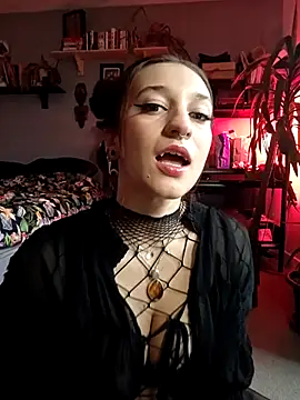 Snapshot of laradoom chatting on 10.29.25 laradoom online show from 10.29.25