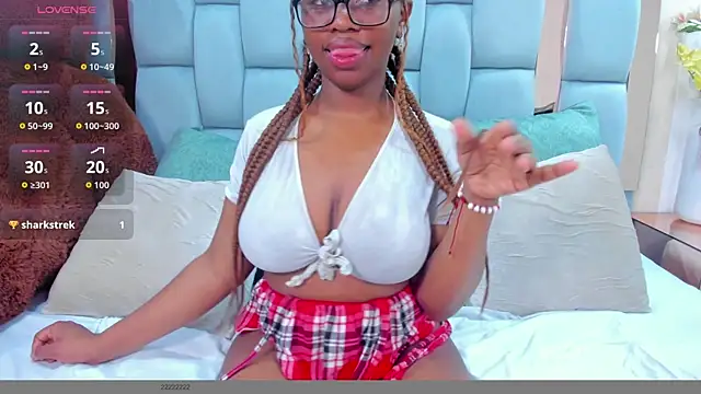 Snapshot of hazellanee chatting on 11.09.25 hazellanee online show from 11.09.25