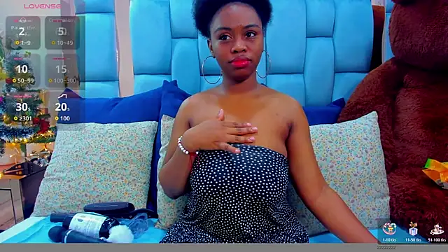 Snapshot of hazellanee chatting on 11.28.25 hazellanee online show from 11.28.25