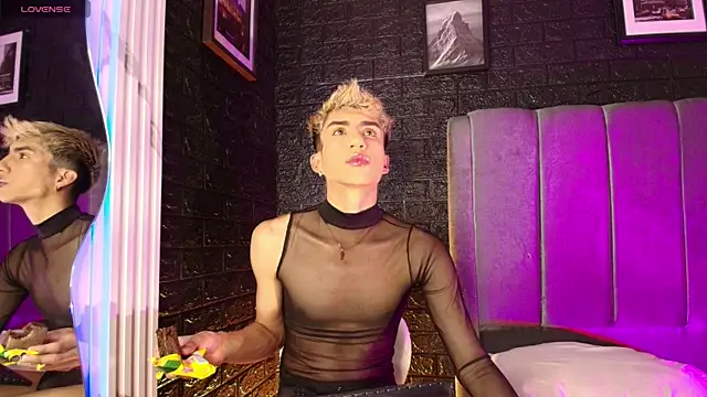 Snapshot of Erick_Velveth chatting on 11.02.25 Erick Velveth online show from 11.02.25