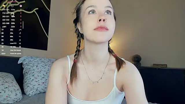 Snapshot of MaliaBourraine chatting on 12.15.25 MaliaBourraine online show from 12.15.25