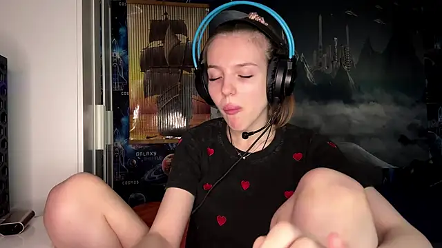 Elira Breeze online show from 11.04.25