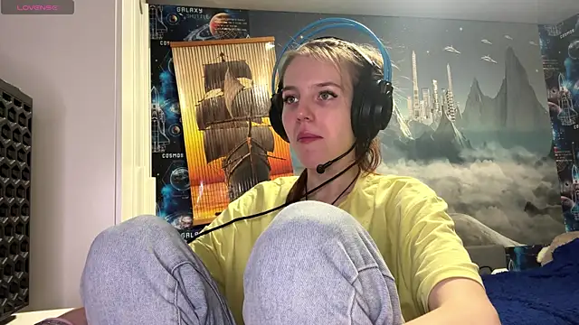 Snapshot of Elira_Breeze chatting on 12.19.25 Elira Breeze online show from 12.19.25