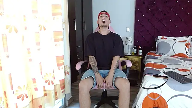 Snapshot of BooyHott_ chatting on 10.24.25 BooyHott online show from 10.24.25