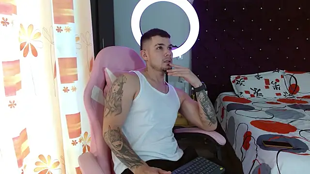 Snapshot of BooyHott_ chatting on 10.31.25 BooyHott online show from 10.31.25