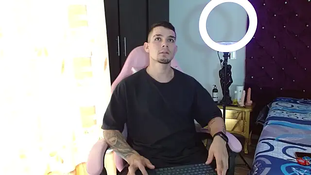 Snapshot of BooyHott_ chatting on 11.04.25 BooyHott online show from 11.04.25