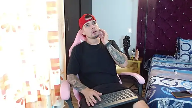 Snapshot of BooyHott_ chatting on 11.07.25 BooyHott online show from 11.07.25