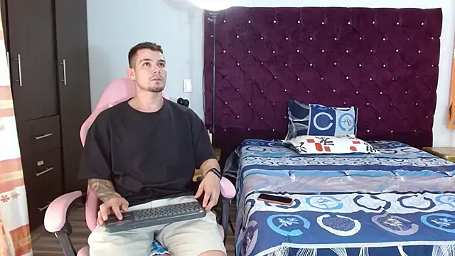 Snapshot of BooyHott_ chatting on 11.08.25 BooyHott online show from 11.08.25