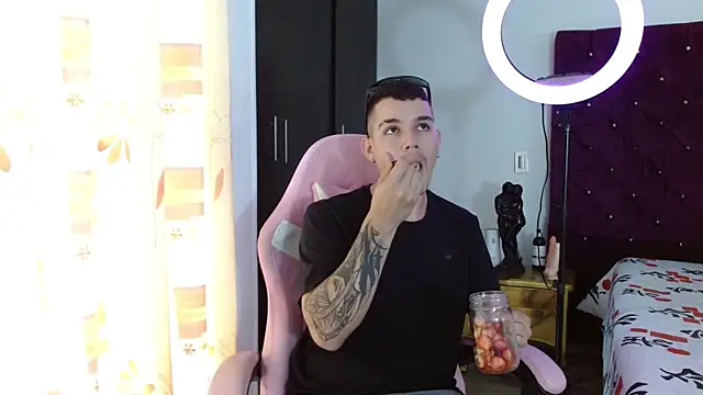 Snapshot of BooyHott_ chatting on 11.13.25 BooyHott online show from 11.13.25