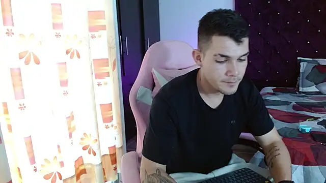 Snapshot of BooyHott_ chatting on 11.21.25 BooyHott online show from 11.21.25