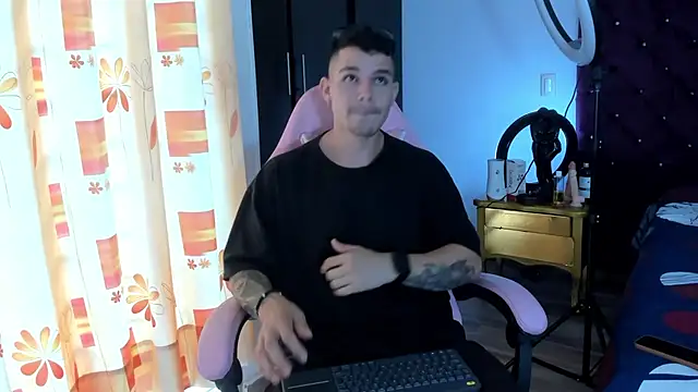 Snapshot of BooyHott_ chatting on 11.24.25 BooyHott online show from 11.24.25