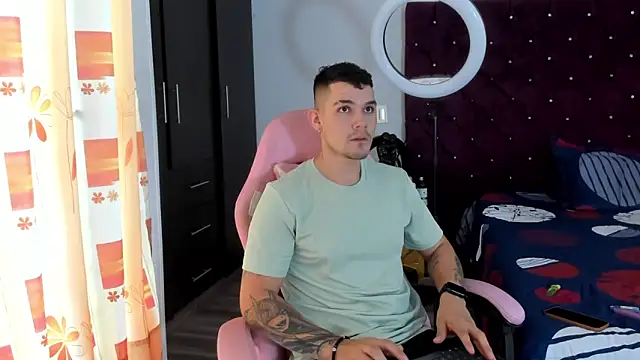 Snapshot of BooyHott_ chatting on 11.26.25 BooyHott online show from 11.26.25