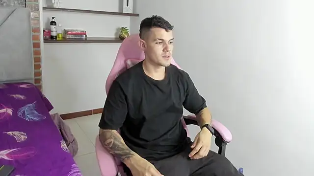 Snapshot of BooyHott_ chatting on 12.05.25 BooyHott online show from 12.05.25