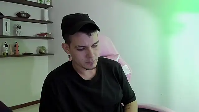 Snapshot of BooyHott_ chatting on 12.17.25 BooyHott online show from 12.17.25