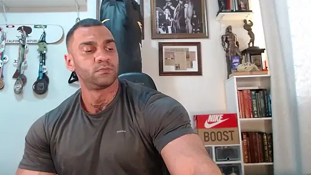 Snapshot of henryhadesflirt chatting on 12.21.25 henryhadesflirt online show from 12.21.25