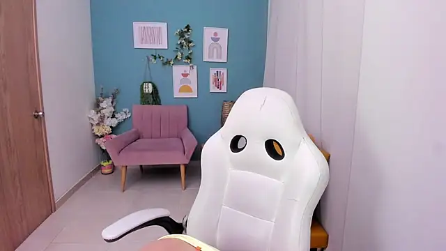 Snapshot of Victoria_Jonnesss chatting on 11.04.25 Victoria Jonnesss online show from 11.04.25