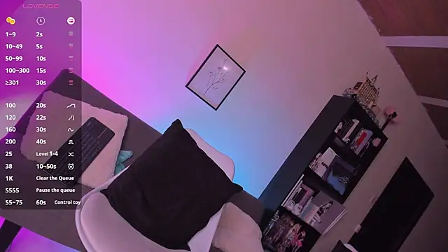 QueenAri  online show from 10.08.25