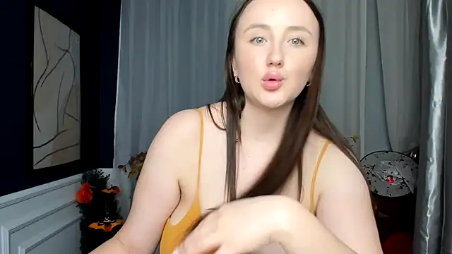 Snapshot of LilaWinks chatting on 10.29.25 LilaWinks online show from 10.29.25