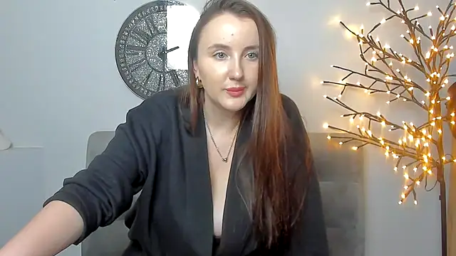 Snapshot of LilaWinks chatting on 12.17.25 LilaWinks online show from 12.17.25