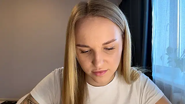 Snapshot of TanekaBoitel chatting on 11.18.25 TanekaBoitel online show from 11.18.25