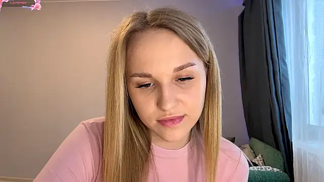 Snapshot of TanekaBoitel chatting on 11.27.25 TanekaBoitel online show from 11.27.25