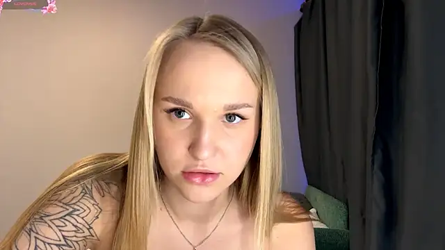 Snapshot of TanekaBoitel chatting on 11.29.25 TanekaBoitel online show from 11.29.25