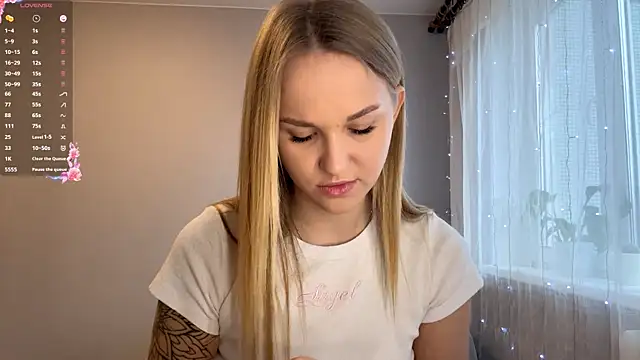 Snapshot of TanekaBoitel chatting on 12.02.25 TanekaBoitel online show from 12.02.25