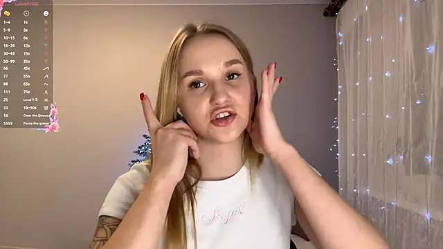 Snapshot of TanekaBoitel chatting on 12.15.25 TanekaBoitel online show from 12.15.25