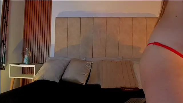 Lauraa saenz11 online show from 10.17.25