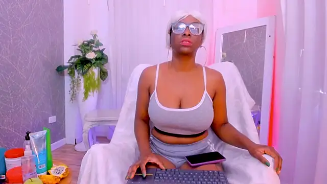 Snapshot of LolaJenkinss chatting on 11.22.25 LolaJenkinss online show from 11.22.25