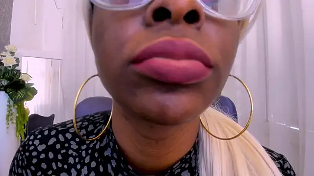 Snapshot of LolaJenkinss chatting on 11.29.25 LolaJenkinss online show from 11.29.25