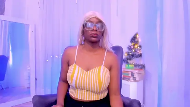 Snapshot of LolaJenkinss chatting on 12.15.25 LolaJenkinss online show from 12.15.25