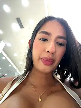 Snapshot of Julieta_Duque chatting on 12.20.25 Julieta Duque online show from 12.20.25