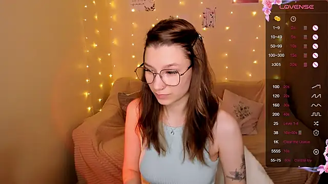 Snapshot of LinaBlossom_ chatting on 09.28.25 LinaBlossom online show from 09.28.25