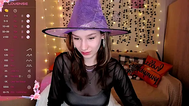 Snapshot of LinaBlossom_ chatting on 10.28.25 LinaBlossom online show from 10.28.25