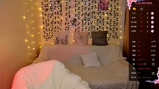 Snapshot of LinaBlossom_ chatting on 11.23.25 LinaBlossom online show from 11.23.25